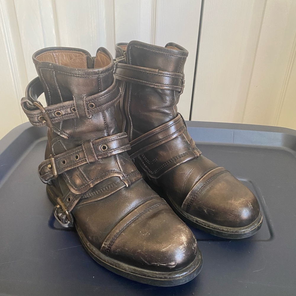 UGG Finney leather boot